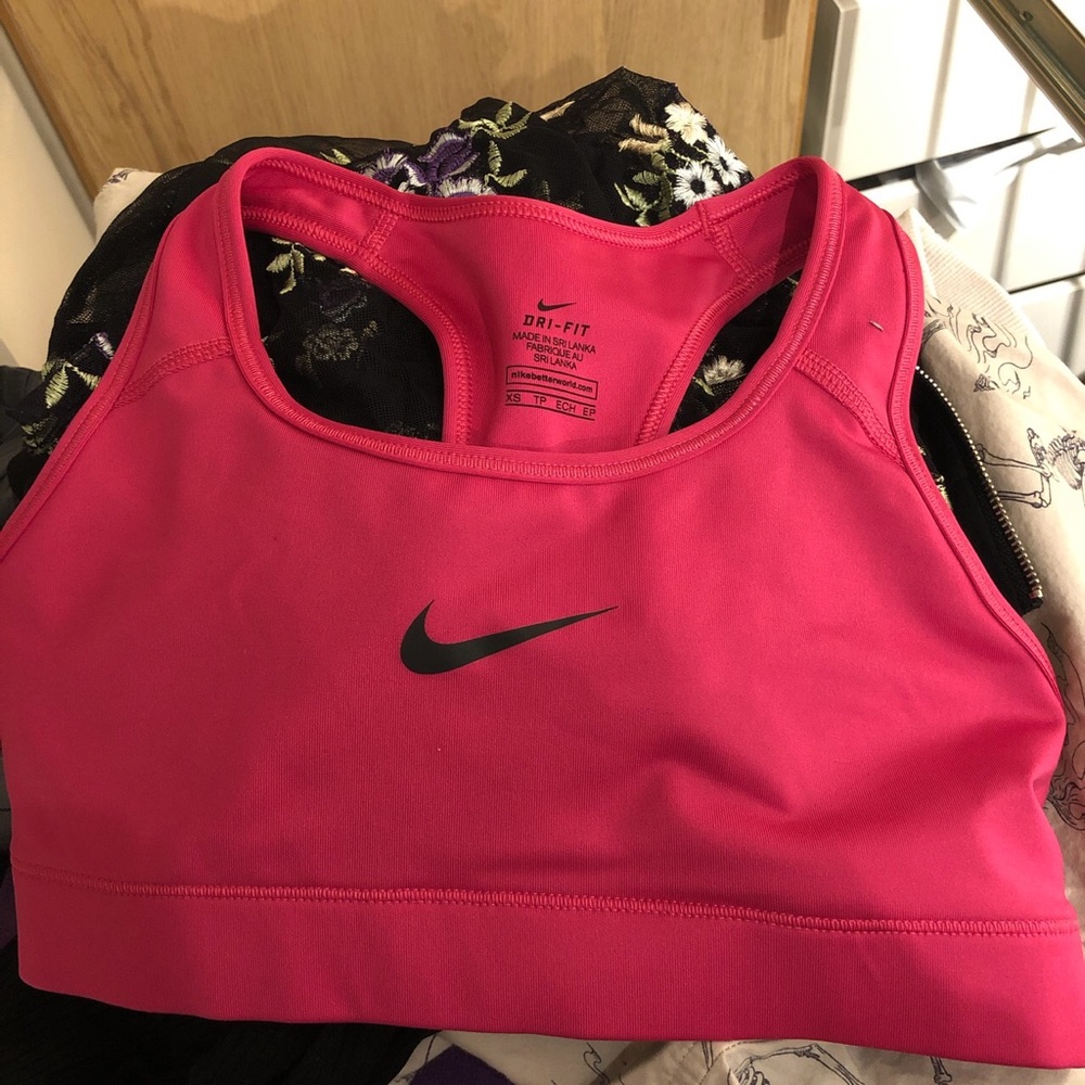 Pink Nike sports bra XS never worn